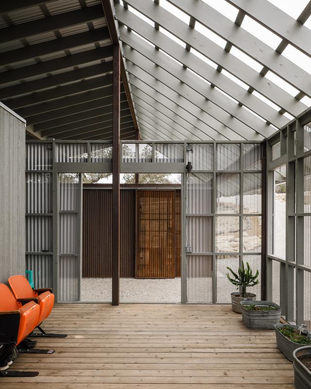 13 Coreyard facing driveway