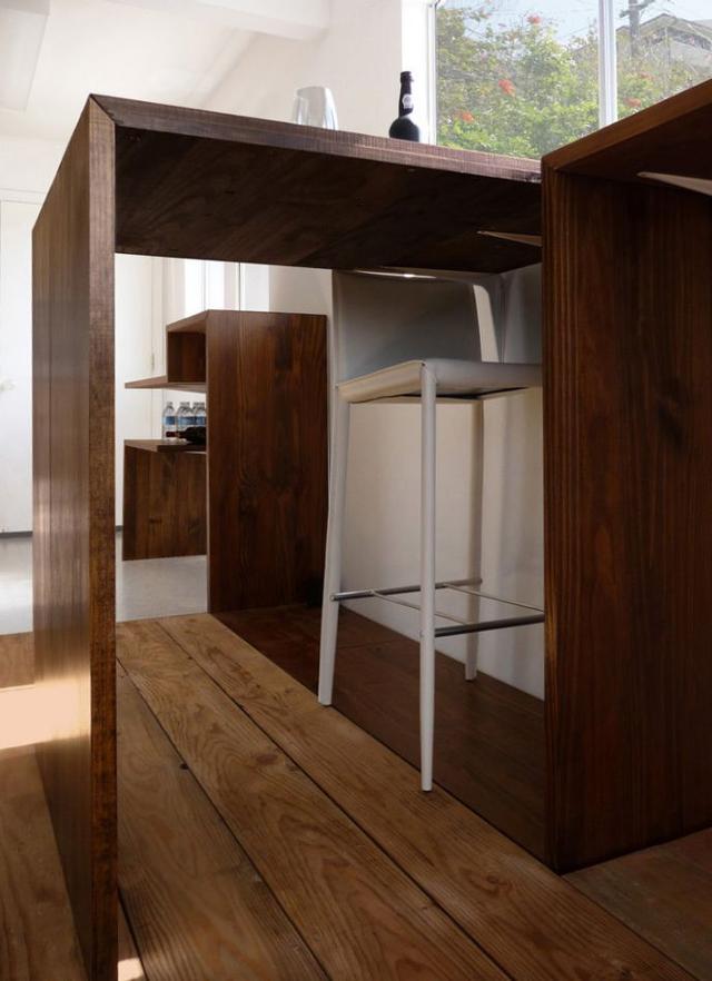 04 Integrated custom desk